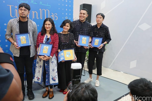 Dian memakai tunik panjang dengan ilustrasi gambar karakter Timun Mas. Luaran berwarna merah mempermanis penampilan bintang film Ada Apa Dengan Cinta? itu. Foto: Alissa Safera/Wolipop