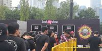 Begini Suasana Penukaran dan Penjualan Tiket Guns N Roses