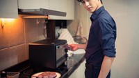 Mau dimasakan sama Jirayu nggak nih? Ganteng-ganteng gini pintar masak lho. Foto: Instagram @jirayu_jj