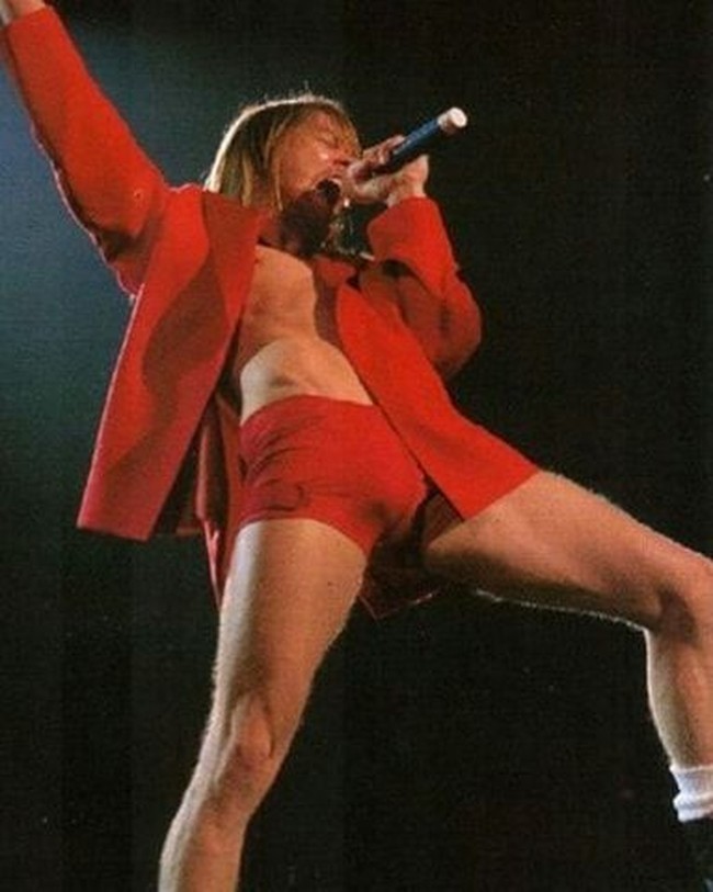 Sesekali pelantun November Rain itu memadukan celana dalam dengan blazer berwarna senada. (Foto: Instagram/@__axl.rose_)