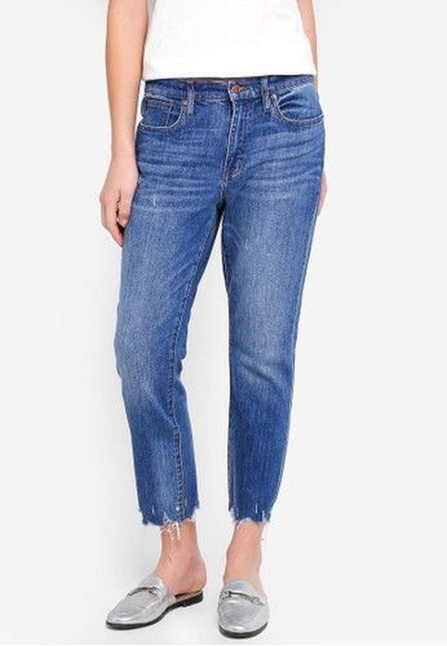 Situs belanja Zalora cukup banyak menawarkan jeans diskon dari berbagai merek terkenal. Salah satunya J.Crew. Slim Boyfriend Jeans with Medium Destructed Hem ini turun dari Rp 2,4 juta menjadi Rp 719 ribu. Aksen tak rapi di bagian bawah hem menjadi daya tarik jeans ini. Foto: Zalora