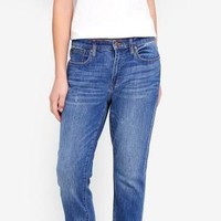 Situs belanja Zalora cukup banyak menawarkan jeans diskon dari berbagai merek terkenal. Salah satunya J.Crew. Slim Boyfriend Jeans with Medium Destructed Hem ini turun dari Rp 2,4 juta menjadi Rp 719 ribu. Aksen tak rapi di bagian bawah hem menjadi daya tarik jeans ini. Foto: Zalora