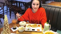 Walau sendirian, Jill pesan banyak makanan nih hihi. Ada nasi ayam hainan, kari ikan, laksa, hingga roti tissue cokelat keju. Nyamm nyamm... Foto: Instagram jill_gladys_