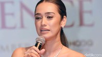 Dalm film tersebut ia tampil berhijab dan menjadi istri terduga teroris tragedi 911. Pool/Noel/detikFoto.