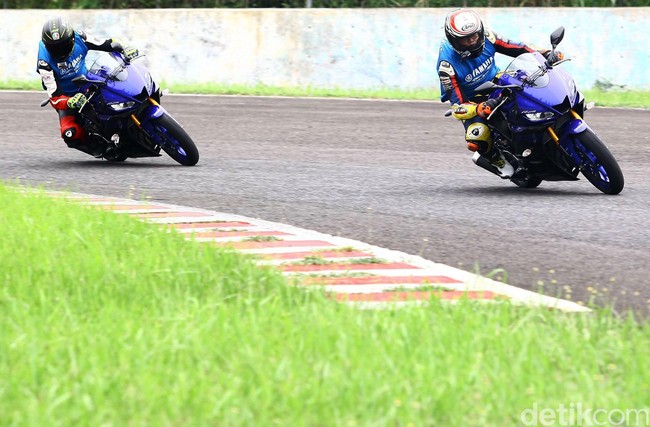 Asyiknya Yamaha R25 Terbaru, Cornering Jadi Lebih Pede