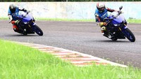 Suspensi belakang juga jadi lebih stabil saat melahap tikungan. Menikung di kecepatan tinggi pun motor tak goyang. Rasanya, cornering lebih pede dengan R25 terbaru ini. Foto: Grandyos Zafna