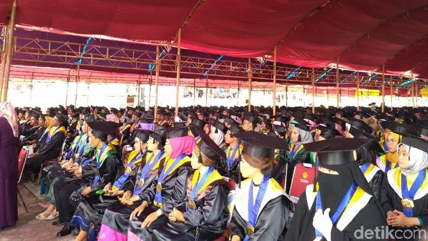 Menristekdikti Ajak Wisudawan Untad Palu Doakan Korban Gempa