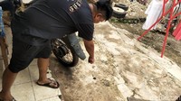 Foto: Warga menunjukkan bercak hitam sisa terbakar. (Guruh-detikcom).