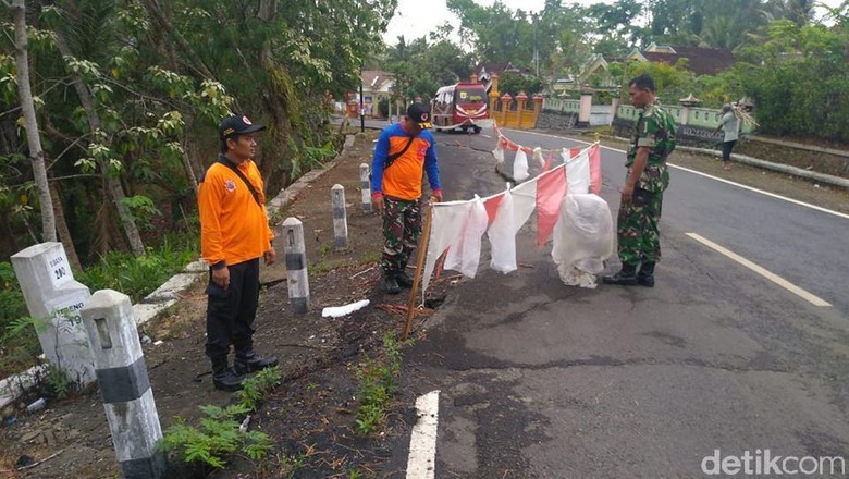 Longsor, Jalur Nasional Trenggalek-Panggul Retak dan Rumah Warga Rusak Longsor, Jalur Nasional Trenggalek-Panggul Retak dan Rumah Warga Rusak