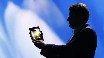 Dan menjadi tablet ukuran 7,3 inch. Layar fleksibel ini disebut Samsung sebagai Infinity Flex. Foto: Reuters