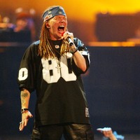 Axl Rose akan menggelar tur reuni bersama bandnya, Guns N Roses, di Jakarta malam ini, Kamis (8/11/2018). Bersama band beraliran hard rock itu, Axl Rose berjaya di era 80-90an. Kala itu, salah satu hal yang menjadi ciri khas Axl adalah gaya berbusananya yang liar saat konser. Ia suka beraksi di panggung dengan bawahan berupa celana dalam atau celana sepeda yang ketat. (Foto: Getty Images)