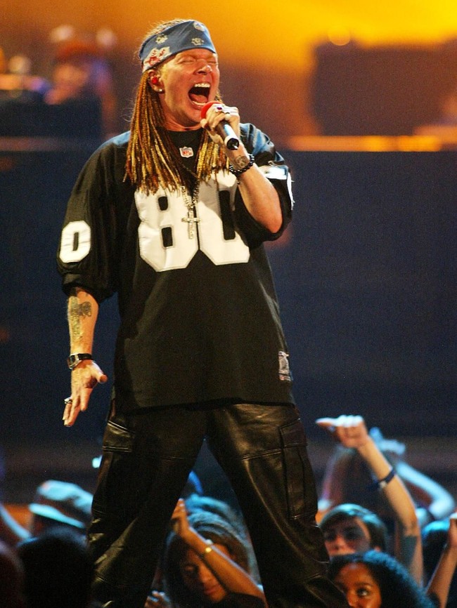 Axl Rose akan menggelar tur reuni bersama bandnya, Guns N Roses, di Jakarta malam ini, Kamis (8/11/2018). Bersama band beraliran hard rock itu, Axl Rose berjaya di era 80-90an. Kala itu, salah satu hal yang menjadi ciri khas Axl adalah gaya berbusananya yang liar saat konser. Ia suka beraksi di panggung dengan bawahan berupa celana dalam atau celana sepeda yang ketat. (Foto: Getty Images)