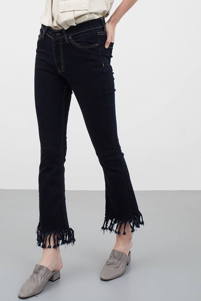 Berrybenka menawarkan opsi jeans menarik lain. Kali ini punya detail rumbai di bagian hemnya. Greta Boot-Cut Denim berikut pun turun menjadi Rp 319 ribuan. Foto: Berrybenka