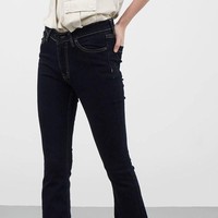 Berrybenka menawarkan opsi jeans menarik lain. Kali ini punya detail rumbai di bagian hemnya. Greta Boot-Cut Denim berikut pun turun menjadi Rp 319 ribuan. Foto: Berrybenka