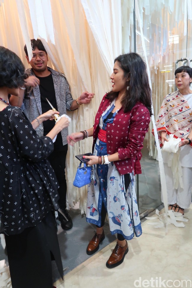 Dian Sastrwardoyo tampil cantik dibalut kain dengan motif terbaru Sejauh yang bertema Timun Mas. Foto: Alissa Safera/Wolipop