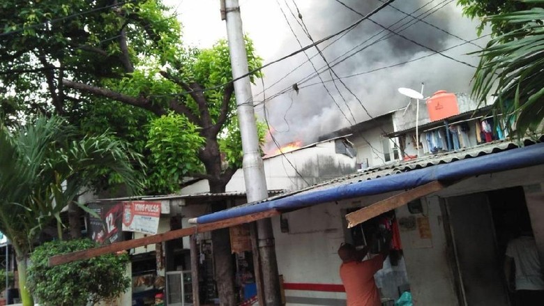 Rumah di Grogol Terbakar, 13 Mobil Damkar Dikerahkan Rumah di Grogol Terbakar, 13 Mobil Damkar Dikerahkan