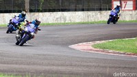Yamaha R25 ini diklaim lebih mantap dalam hal cornering. detikOto juga merasakan hal yang sama ketika menikung dengan R25 di Sirkuit Internasional Sentul. Foto: Grandyos Zafna