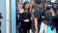 Dengan sepotong ayam digenggamannya, Ayu beranjak meninggalkan awak media. Pool/Noel/detikFoto.