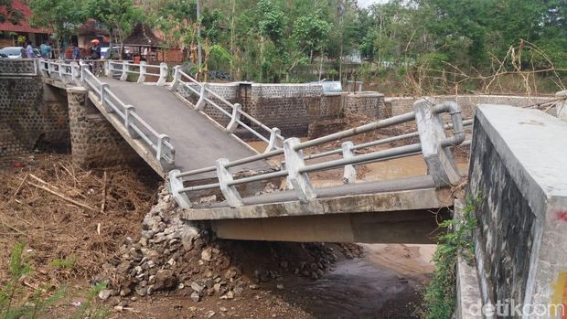 Tergerus Derasnya Hujan Jembatan Antar Desa Di Ponorogo Ambruk