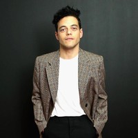 Kaus yang dibungkus blazer panjang dan celana bahan seperti yang diandalkan Rami saat menghadiri fashion show Calvin Klein ini juga bisa jadi inspirasi buat para pria yang ingin tampil preppy tanpa berlebihan. (Foto: Getty Images)