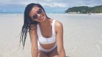 Di akun instagramnya, ia suka membagikan momen traveling, khususnya ke pantai (sampinto_/instagram)