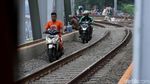 Makin Nekat! Pemotor Mulai Terobos Jalur Kereta
