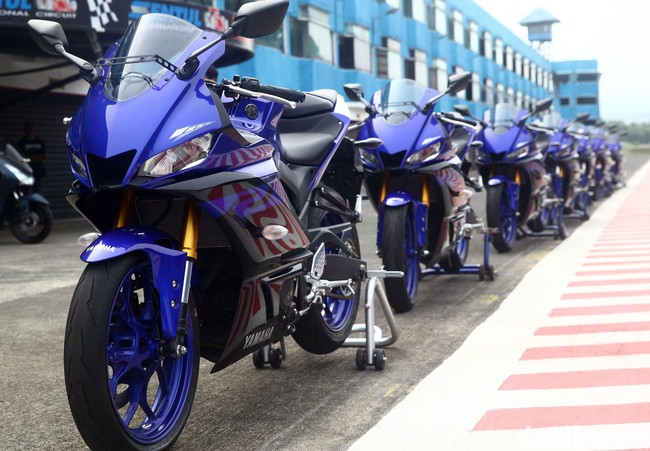 Asyiknya Yamaha R25 Terbaru, Cornering Jadi Lebih Pede