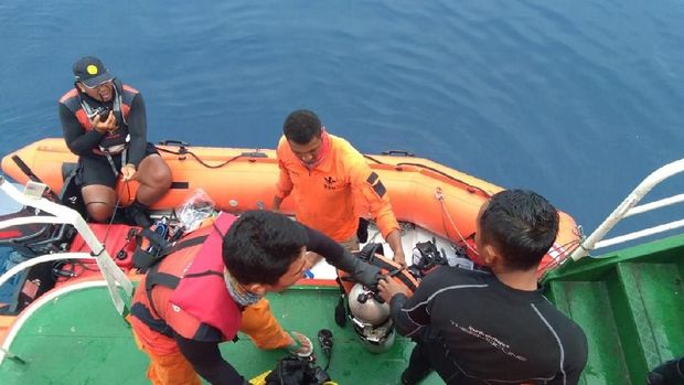 Penyelam yang diterjunkan mencari korban Lion Air PK-LQP