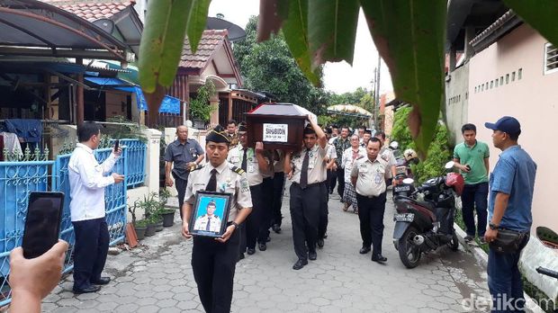 Penyerahan  jenazah Sahabudin, korban Lion Air PK-LQP ke keluarga, Kamis (8/11/2018)