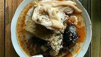 Selain dinikmati dengan nasi juga bisa dengan bubur. Kuah melimpah gudeg ceker mbak Yus ini bikin gudeg ceker makin gurih. Foto: Instagram @hartonotradecentre