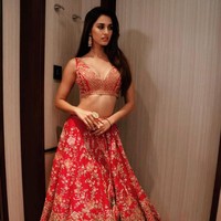 Terlepas dari gaya busananya saat Diwali yang jadi kontroversi, Disha kerap kali berpenampilan seksi yang memperlihatkan lekuk tubuhnya. Foto: Instagram @dishapatani