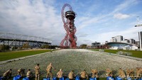 Bersama para tentara Inggris dari Batalyon 1 kerajaan Inggris, Rob memamerkan karyanya di Taman Queen Elizabeth Olympic London, Inggris. REUTERS/Henry Nicholls.