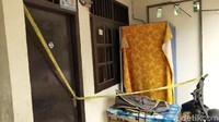 Foto: Garis polisi terpasang di pintu hingga melintang disangkutkan ke tiang. (Guruh-detikcom)