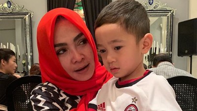 Kebersamaan Ibunda Nagita Slavina, Rieta Amilia dengan Cucunya