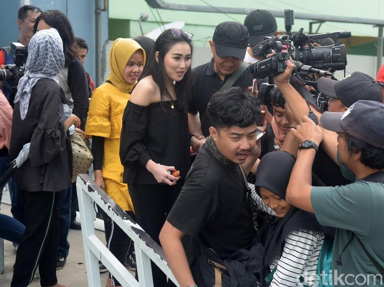 Penegasan Ayu Ting Ting soal Isu Pacaran dengan Fransen Susanto Penegasan Ayu Ting Ting soal Isu Pacaran dengan Fransen Susanto