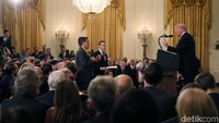 Jim Acosta yang merupakan wartawan CNN diberikan kesempatan untuk bertanya kepada Trump. Ia pun mempertanyakan soal kampanye Trump yang menyebut bahwa karavan berisi imigran di perbatasan Meksiko dengan Amerika Serikat sebagai invasi. Jonathan Ernst/Reuters.
