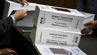 Akibat perbuatannya itu, Zumi dituntut pidana penjara selama 8 tahun dan denda sebesar Rp 1 miliar subsider 6 bulan kurungan.