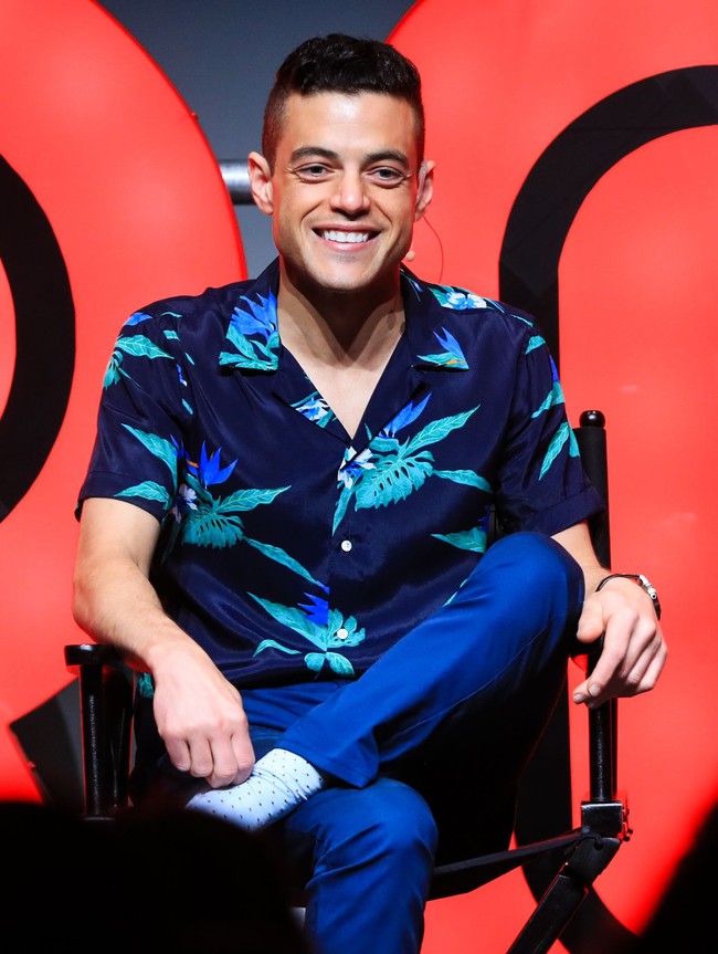 Untuk penampilan yang rileks, Rami Malek sesekali memilih kemeja bermotif namun tetap dalam warna yang senada dengan keseluruhan gayanya. (Foto: Getty Images)