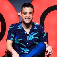 Untuk penampilan yang rileks, Rami Malek sesekali memilih kemeja bermotif namun tetap dalam warna yang senada dengan keseluruhan gayanya. (Foto: Getty Images)