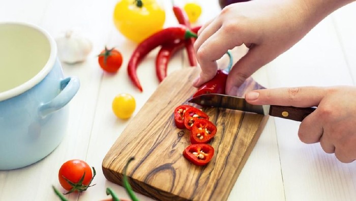 Lidah bisa mengecap rasa pedas karena ada reseptor panas (Foto: iStock) Lidah bisa mengecap rasa pedas karena ada reseptor panas (Foto: iStock)