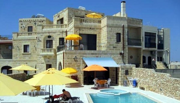 Di Gozo, Malta ada Ferrieha Farmhouse yang menawarkan menginap gratis di hotel mereka. Asalkan traveler membantu pihak hotel untuk mengupdate website atau membuat karya seni untuk dipajang di sana. (dok. Barter Week)