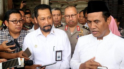 Berbaju Koko dan Songkok Amran Blusukan ke Pasar Cipinang Bareng Buwas