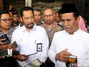 Berbaju Koko dan Songkok Amran Blusukan ke Pasar Cipinang Bareng Buwas