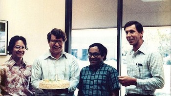 Dia nekat mengikuti kata hatinya mengutak atik komputer. Untuk meyambung hidup, Larry yang nikah muda ini bekerja sebagai instruktur pendaki gunung dan programmer. Ia juga sangat tertarik olahraga berlayar, bahkan berniat membeli dan hidup di kapal saja. Namun istrinya ngamuk. Ia mengatakan kalau itu adalah ide terbodoh yang pernah dia dengar seumur hidupnya. Maka dia menceraikanku, kata Larry. Foto: YouTube