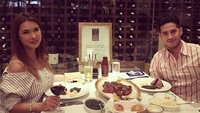 Wanita keturunan Jepang - Kanada, punya hubungan yang serius dengan kekasihnya. Ia sering terlihat makan malam romantis, dengan hidangan beefsteak dan segelas wine. Foto: Instagram @maria.ozawa