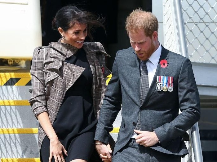 Meghan Markle dan Pangeran Harry turun dari pesawat saat berkunjung ke Selandia Baru tahun lalu. (Foto: Hagen Hopkins/Getty Images) Meghan Markle dan Pangeran Harry turun dari pesawat saat berkunjung ke Selandia Baru tahun lalu. (Foto: Hagen Hopkins/Getty Images)