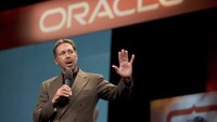 Pemilik perusahaan perangkat lunak Oracle, Larry Ellison, menempati urutan ke-7. Pengusaha sekaligus filantropis itu diketahui memiliki kekayaan mencapai US$ 62,5 miliar atau Rp 875 triliun. Dok. Getty Images.