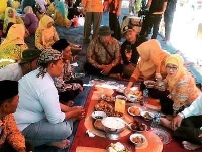 Intip Momen Bupati Indramayu, Anna Sophanah Saat Makan Bareng Warga