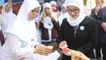 Intip Momen Bupati Indramayu, Anna Sophanah Saat Makan Bareng Warga
