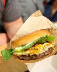 Penyanyi Ganteng Asal Hongkong Ini Bikin Menu Spesial untuk McDonald's